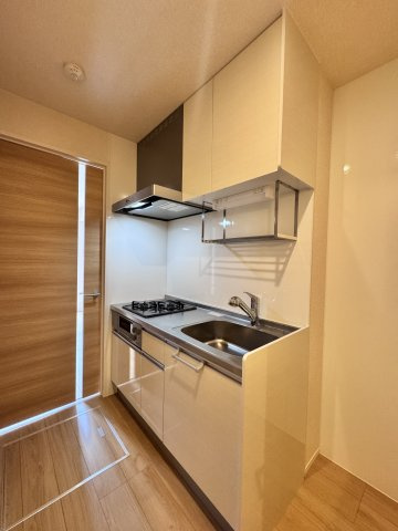 セジュールUMEDAのキッチン|システムキッチン採用。グリル付き2口コンロで自炊も捗る空間