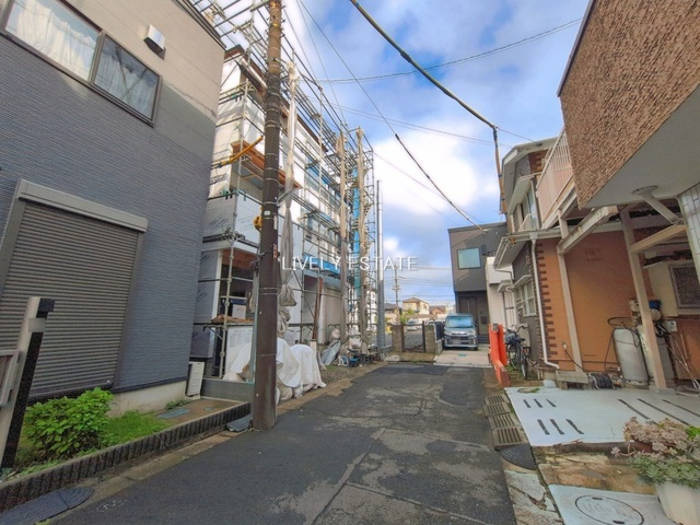 草加市松江6丁目 新築分譲住宅の前面道路含む現地写真
