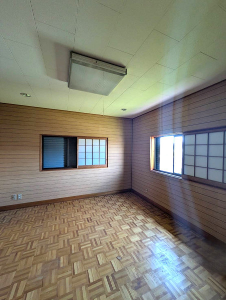 高知市種崎の中古一戸建の洋室|デザイン性のある床が魅力的な洋室♪