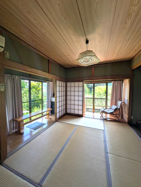 高知市種崎の中古一戸建の和室|2面採光の和室は明るく開放的♪