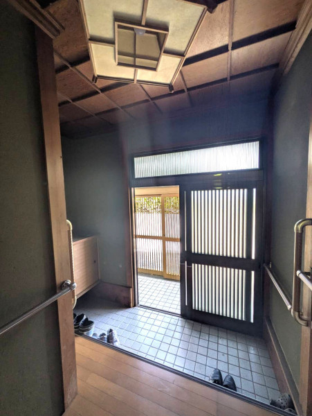 高知市種崎の中古一戸建の玄関|陽光が差し込む広々とした玄関♪