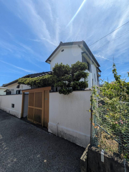 高知市種崎の中古一戸建の外観|木の格子戸をあしらった趣ある門構え♪