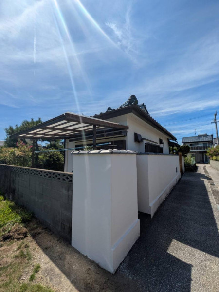 高知市種崎の中古一戸建の外観|プライバシーを守る塀は、和の風情を感じさせる佇まいです♪