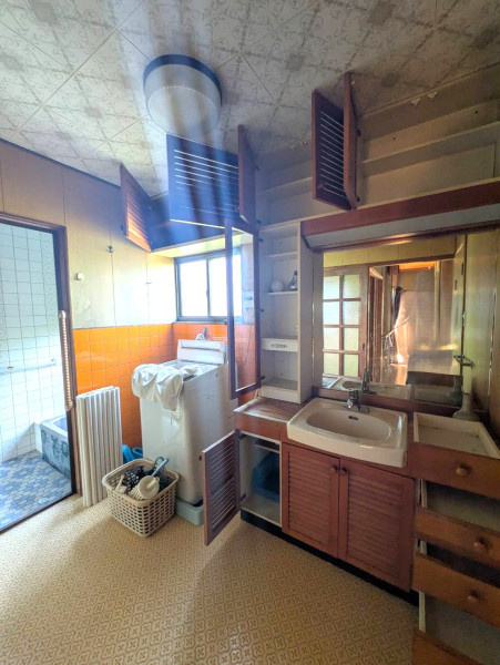 高知市種崎の中古一戸建の洗面所|洗面台も温かみのあるデザインでスペースにゆとりがあります♪
