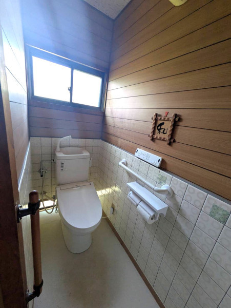 「縁側や和室を楽しむ和風住宅」高知市種崎　中古一戸建てのトイレ|トイレは手すり付きで、世代を問わず安心して使用できます♪