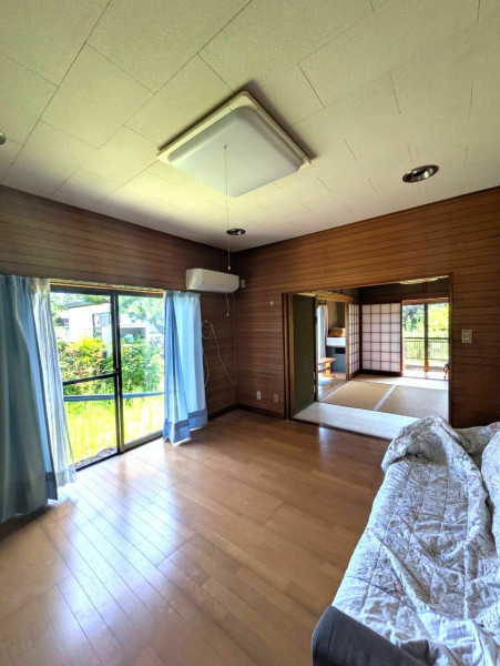 高知市種崎の中古一戸建の洋室|洋室は落ち着いた色合いの板張り♪