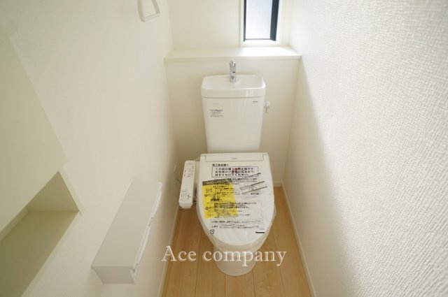 【内観：施工例】 | 平野区長吉六反3丁目 | 【同社による同仕様の施工例】トイレは1階と2階の各階に完備♪ともに同仕様のシャワートイレです☆
