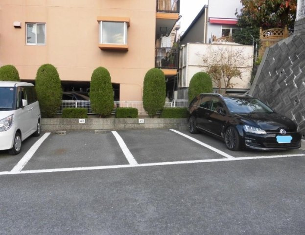 インペリアル南ヶ丘の駐車場