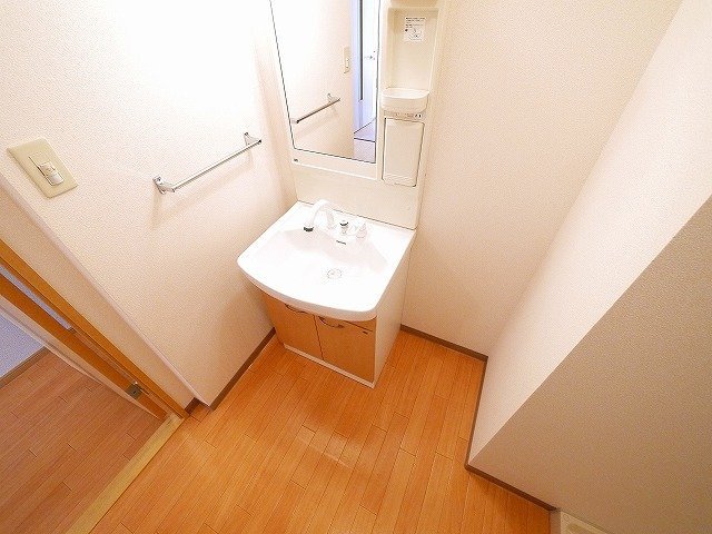 ボンボニエールの洗面所|落ち着いた独立洗面台があると嬉しいですよね。