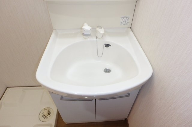 グランドクレスト武蔵中原の独立洗面台|他のお部屋の参考写真となります。