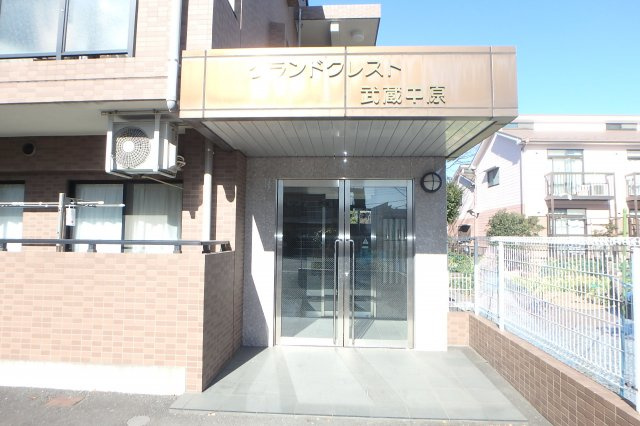 グランドクレスト武蔵中原のエントランス