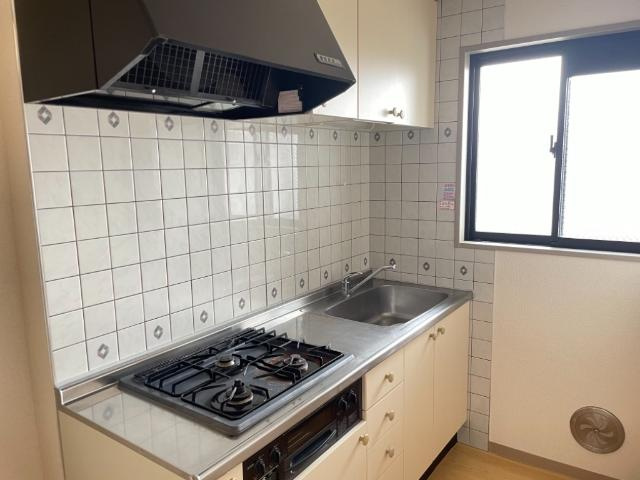 アメニティプレイスのキッチン|3口ガスコンロ