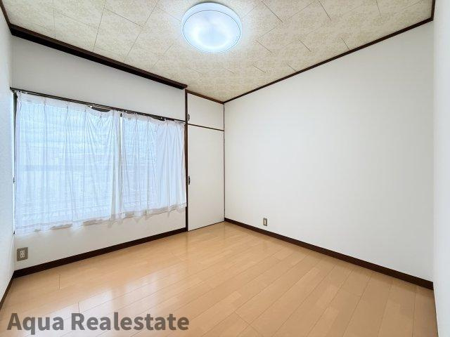 高松市鶴市町 中古戸建の子供部屋|明るい洋室です