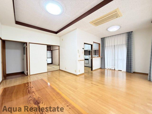 高松市鶴市町 中古戸建の居間・リビング|こちらのリビングで趣味の時間をお楽しみください