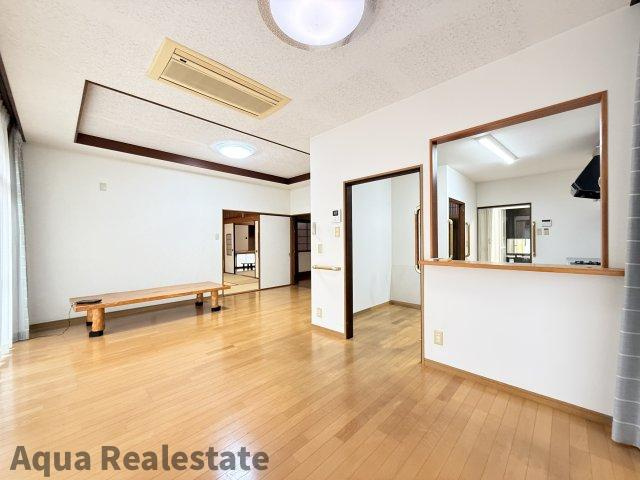 高松市鶴市町 中古戸建の居間・リビング|ゆったりとしたリビングです