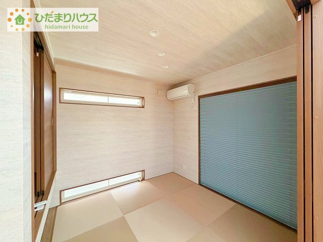 【和室】 | つくば市学園南3丁目　中古戸建 | リビングに隣接した和室。琉球畳でモダンに仕上げられています。