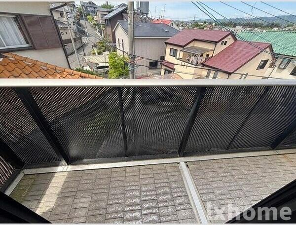 丘ハイツのバルコニー|暖かな日差しのふりそそぐバルコニー