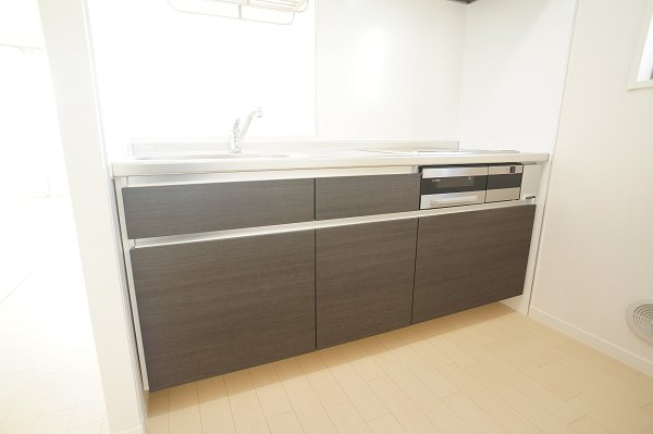 市川市北方２丁目のアパートのキッチン|人気の対面型システムキッチン♪