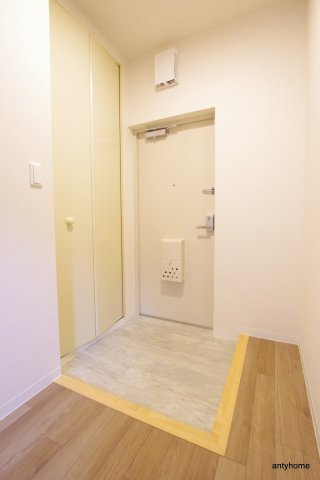 大阪市淀川区東三国２丁目の賃貸マンションの玄関