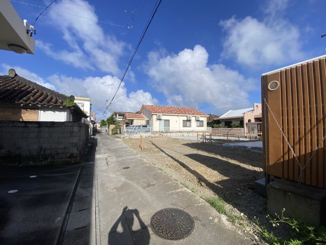 糸満市糸満Ⅳ（全2棟）の前面道路含む現地写真|南側公道4.0ｍ♪