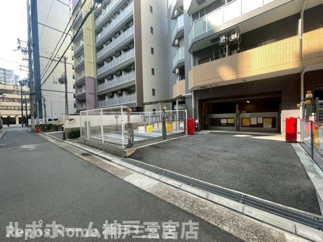 セレニテ神戸元町クレアの駐車場