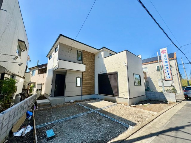 《仲介手数料半額》上尾市西宮下9期　新築戸建　1号棟の外観|駅徒歩15分、23.7帖のLDKと10帖の主寝室を備えたゆとりある新築住宅。ワイドなWICに加え、駐車2台可能。上尾イオンモールも徒歩15分と便利な立地です。
