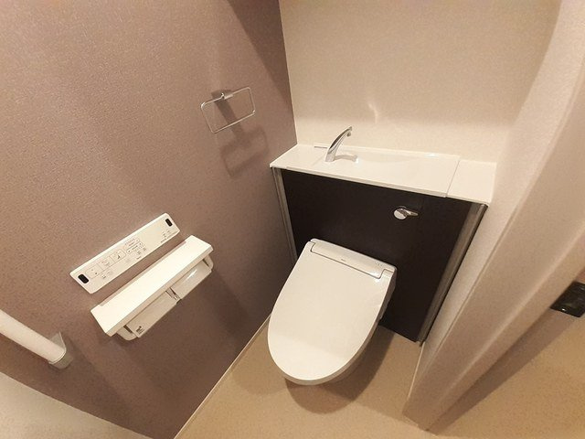 【トイレ】 | シャトー・デフォンシフ | 落ち着いた色調のトイレです