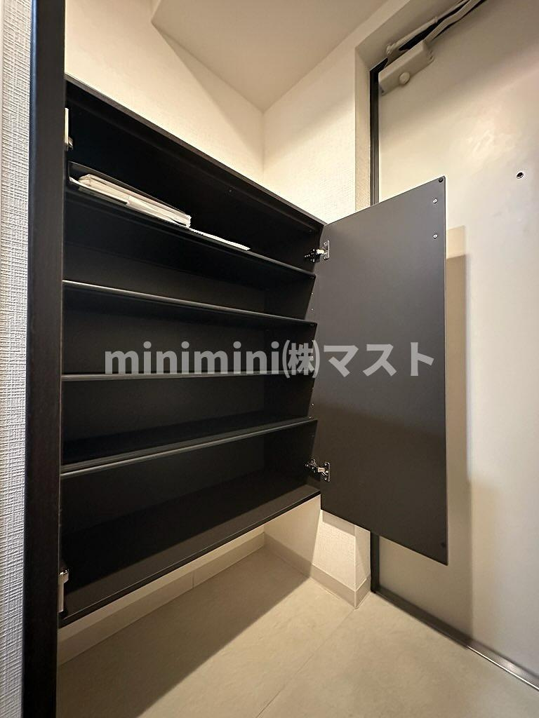 プレミアムコート谷町４丁目の玄関