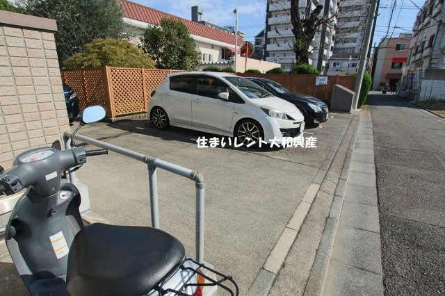シャルマンの駐車場