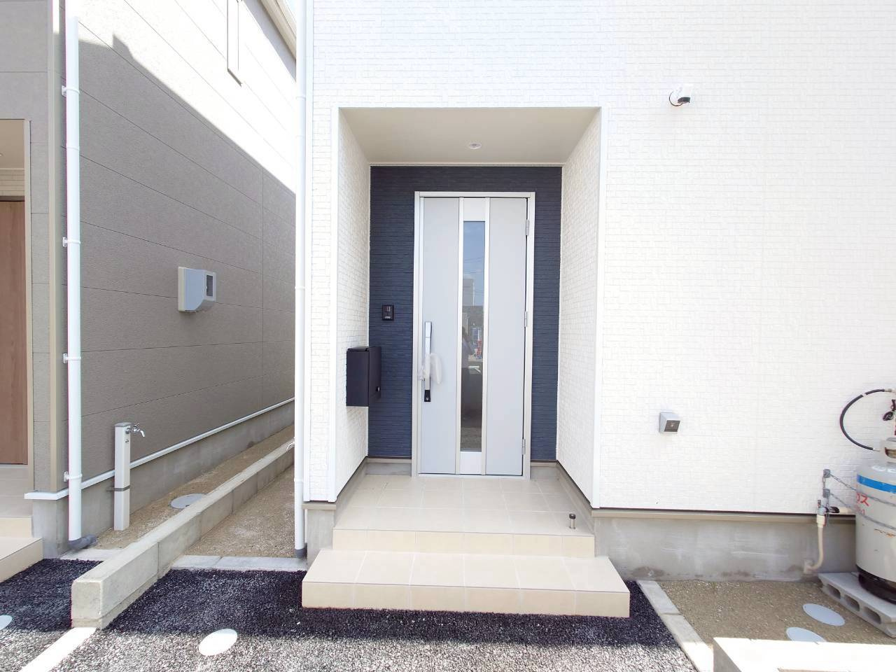 ♥♥うるま市兼箇段第3-①号棟（全3棟）の玄関|明るい玄関です
