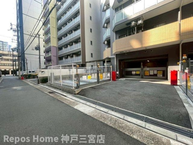 セレニテ神戸元町クレアの駐車場