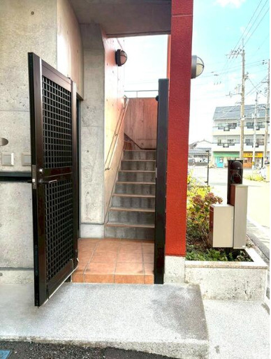 高知市塩田町の中古一戸建のその他|階段門扉でプライバシーと安全を守ります♪