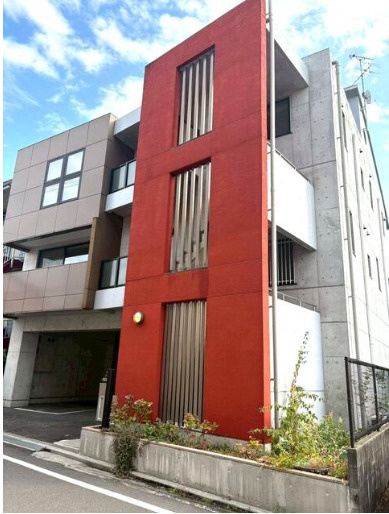 高知市塩田町の中古一戸建の外観|鮮やかな赤のアクセンが目を惹く存在感とデザイン性♪