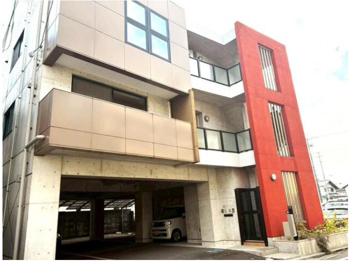 高知市塩田町の中古一戸建の外観|雨の日も安心のビルトインガレージが3台分あります♪