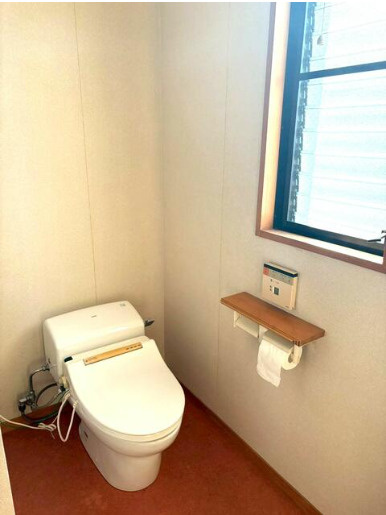 「高知駅まで徒歩7分の5SLDK」高知市塩田町　中古一戸建てのトイレ|トイレは全部で3ヶ所。温水洗浄便座つきです♪