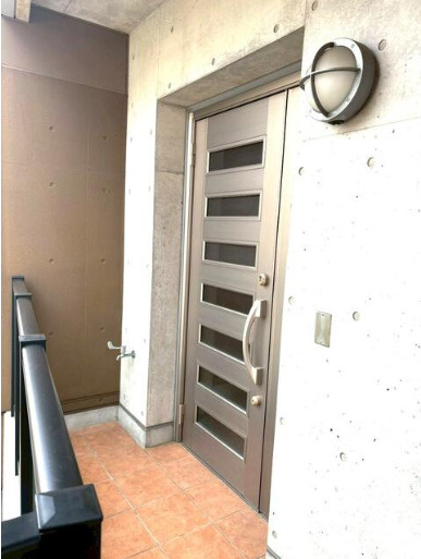 高知市塩田町の中古一戸建の玄関|スタイリッシュな玄関。ディンプルキーでセキュリティも安心です♪