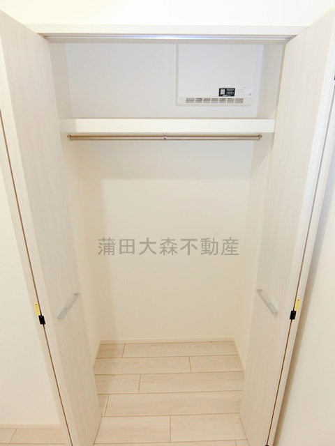 クレヴィアリグゼ蒲田西の設備|洋室2.1帖の収納　クローゼット