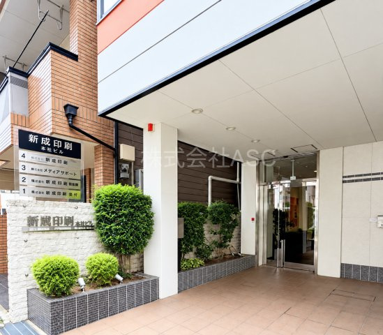 新聞印刷本社ビルのエントランス