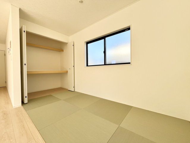 【Cradle Garden】　下妻市鬼怒　第７　全1邸のその他|〇タタミコーナー　4帖〇
リビング横にあるタタミコーナー。ゆったりくつろぎたいときに嬉しいスペースです♪お子様のプレイルームとしても活用いただけます。
2026年9月撮影