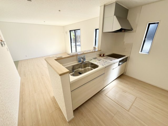 【Cradle Garden】　下妻市鬼怒　第７　全1邸のキッチン|〇キッチン〇
自然光で明るい対面キッチン♪広々しているので、ご夫婦で会話を楽しみながらお料理をすることができます。
2026年9月撮影