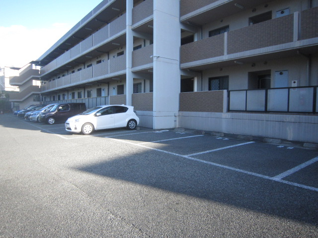 エーヴィヒ畠中Ⅰの駐車場