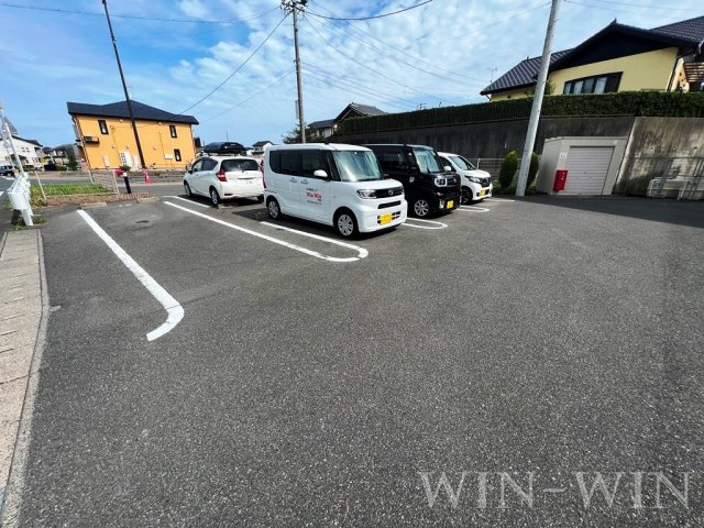 サンループ クワトロの駐車場