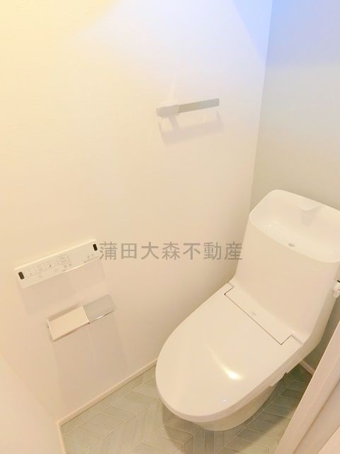 クレヴィアリグゼ蒲田西のトイレ|棚収納と温水洗浄便座付きのトイレ