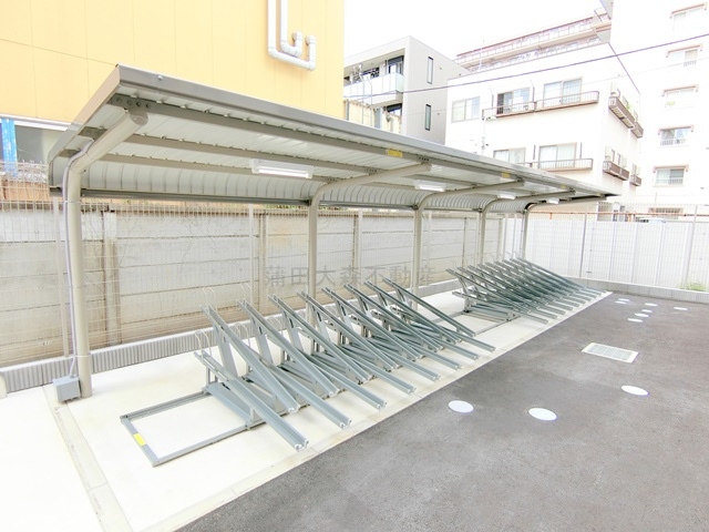 クレヴィアリグゼ蒲田西のその他共用部分|屋根付きでラック式の駐輪場
