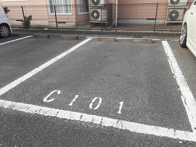 メイプル参番館の駐車場