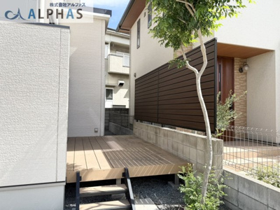 【庭】 | 加古川市野口町良野　築浅一戸建て | ◆広々したウッドデッキ♪
あれば嬉しい目隠しフェンス♪
掃き出し窓は電動シャッターで開け閉め楽々♪