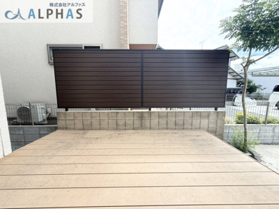 【庭】 | 加古川市野口町良野　築浅一戸建て | ◆広々したウッドデッキ♪
あれば嬉しい目隠しフェンス♪
掃き出し窓は電動シャッターで開け閉め楽々♪