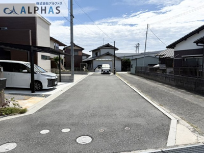 【前面道路含む現地写真】 | 加古川市野口町良野　築浅一戸建て | ◆前面道路◆
実際は広々しています♪
生活道路で、住んでいる方以外の通り抜けもなく静かで安心です♪