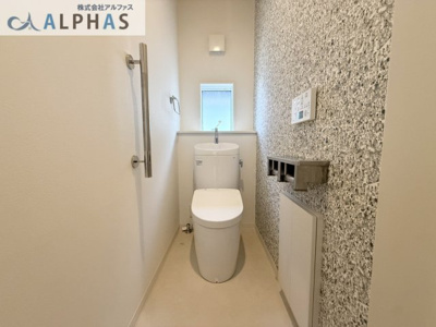 【トイレ】 | 加古川市野口町良野　築浅一戸建て | ◆1Ｆにはタンクレストイレ♪
収納もあり落ち着いた清潔感のあるトイレです♪