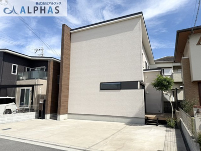 【外観】 | 加古川市野口町良野　築浅一戸建て | ◆敷地50坪以上◆
間口も広々しています♪
外観はモダンタイプで落ち着いた雰囲気です♪